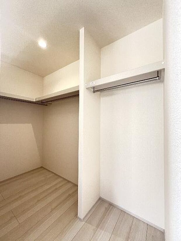 ウォークインクローゼットは、ハンガーパイプや枕棚が備わっており、お洋服等すっきりと収納いただけます。