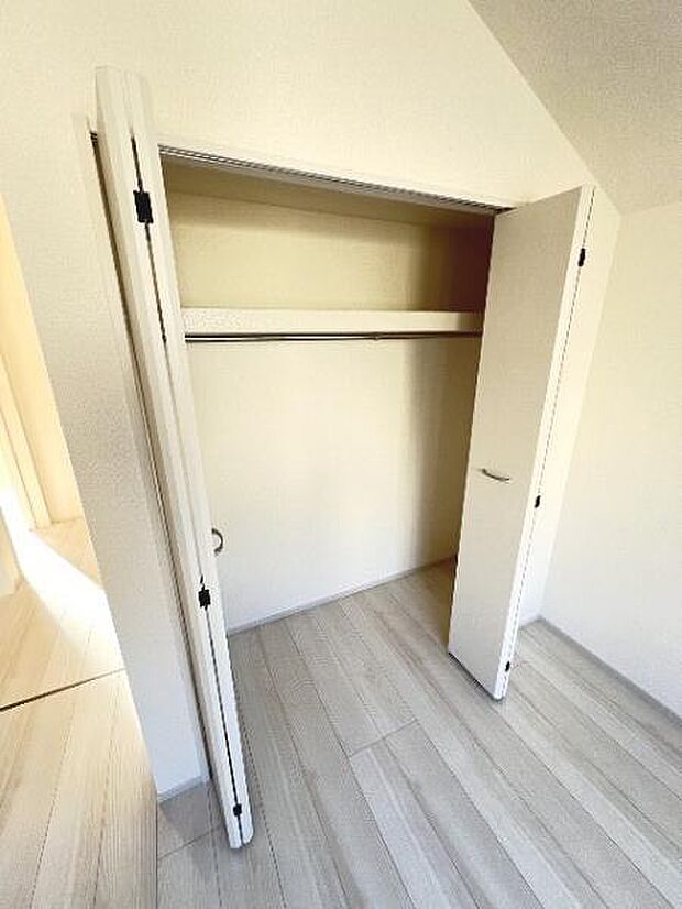 いつでもお部屋をスッキリお使い頂ける収納スペースを設置。
