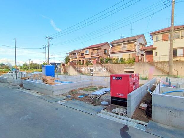 前面道路を含めた現地写真です。