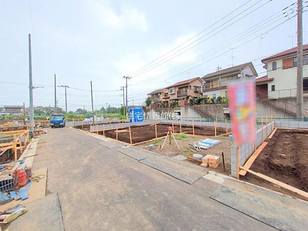 前面道路を含めた現地写真です。