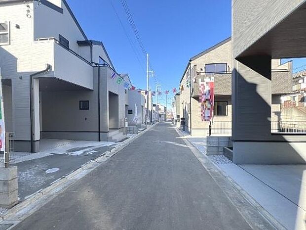 前面道路を含めた現地写真です。