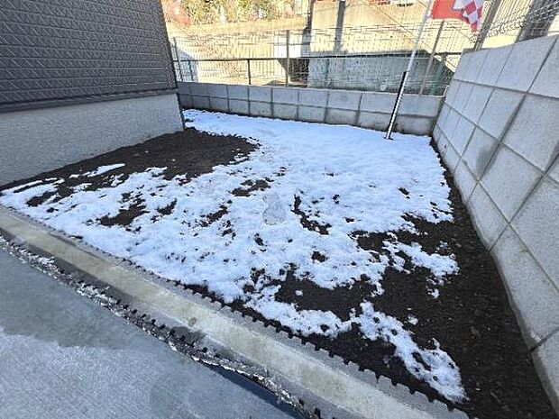 お庭があり開放感たっぷりです。季節のお花を楽しんだり、家庭菜園もお楽しみいただきます。