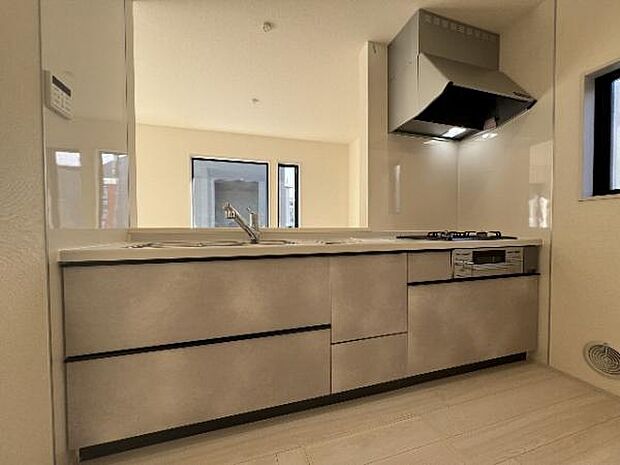 ご家族を見守りながら家事が捗る対面式キッチン。お料理をしながらご家族のサポートも可能です。