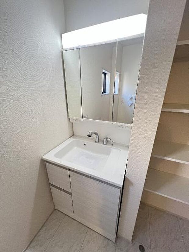 シャワー付き洗面化粧台です。手軽にシャンプーができ、お掃除もしやすいですね。