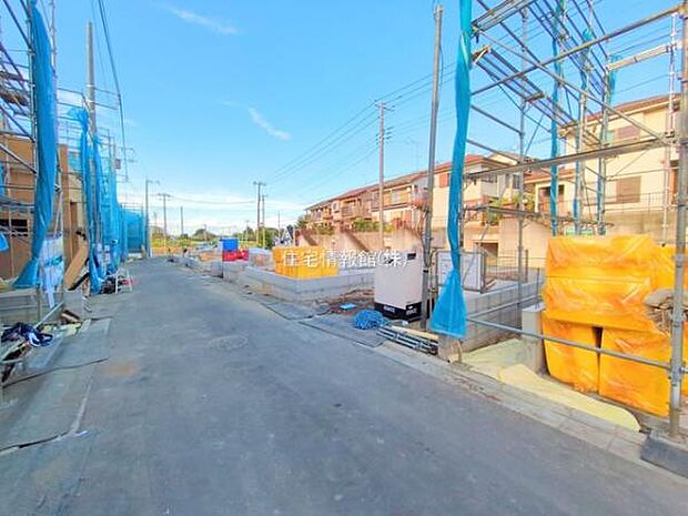 前面道路を含めた現地写真です。