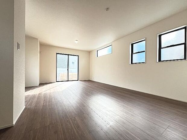 暖かな日差しが差し込むリビングダイニングです。