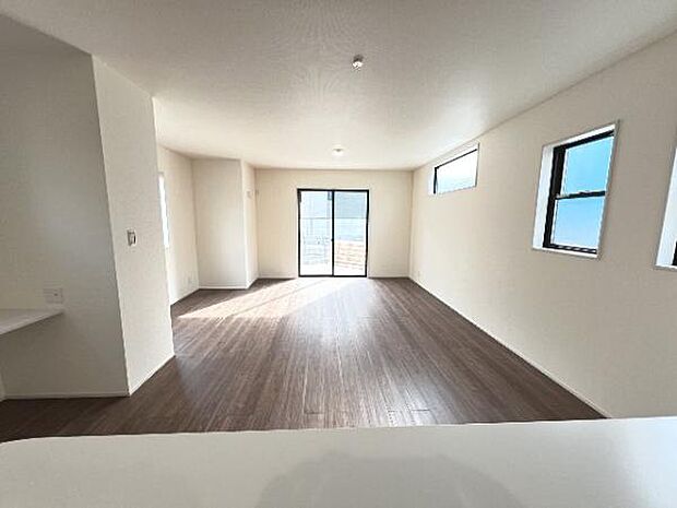 キッチンからリビングが見渡せ、お料理中もご家族の様子を見守れます