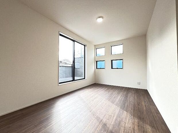 明るい広々とした主寝室でご家族ゆっくりお休みになれますね。