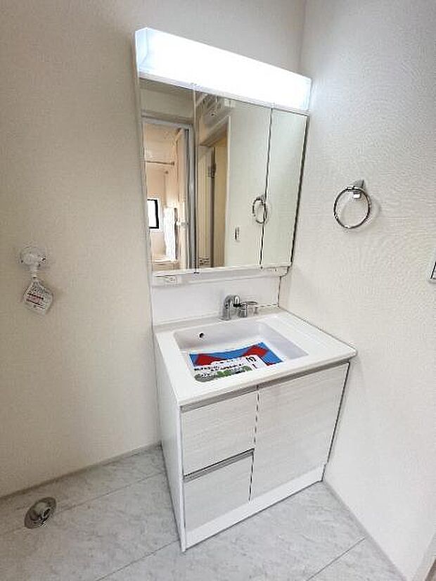 シャワー付き洗面化粧台です。手軽にシャンプーができ、お掃除もしやすいですね。