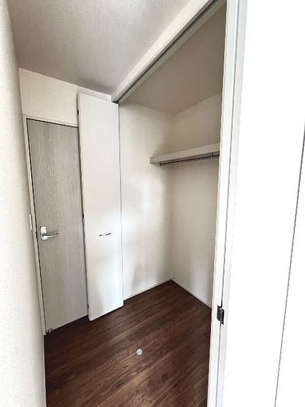 いつでもお部屋をスッキリお使い頂ける収納スペースを設置。