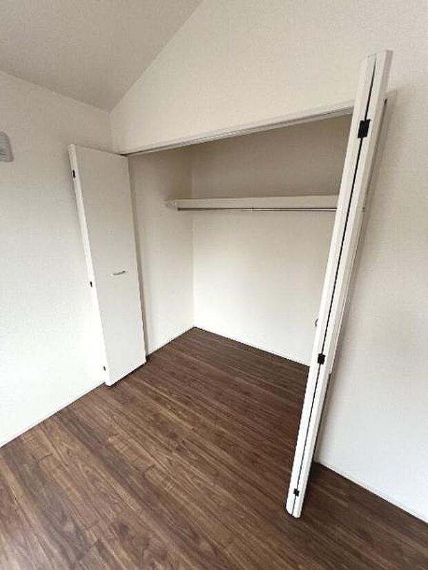 中の物を確認しやすく、取り出しやすい収納スペース。お部屋を広々とお使いいただけます。