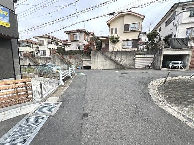 前面道路を含めた現地写真です。