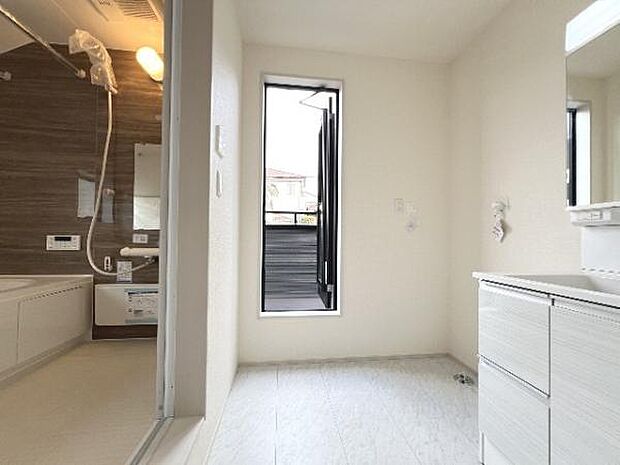 脱衣所とランドリースペースから洗濯物が干すことができます。