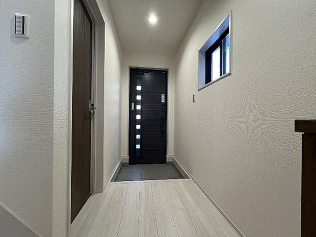 綺麗で明るい玄関でお客様をお迎えいただけます。