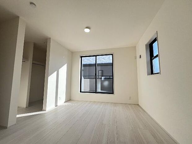 明るい広々とした主寝室でご家族ゆっくりお休みになれますね。