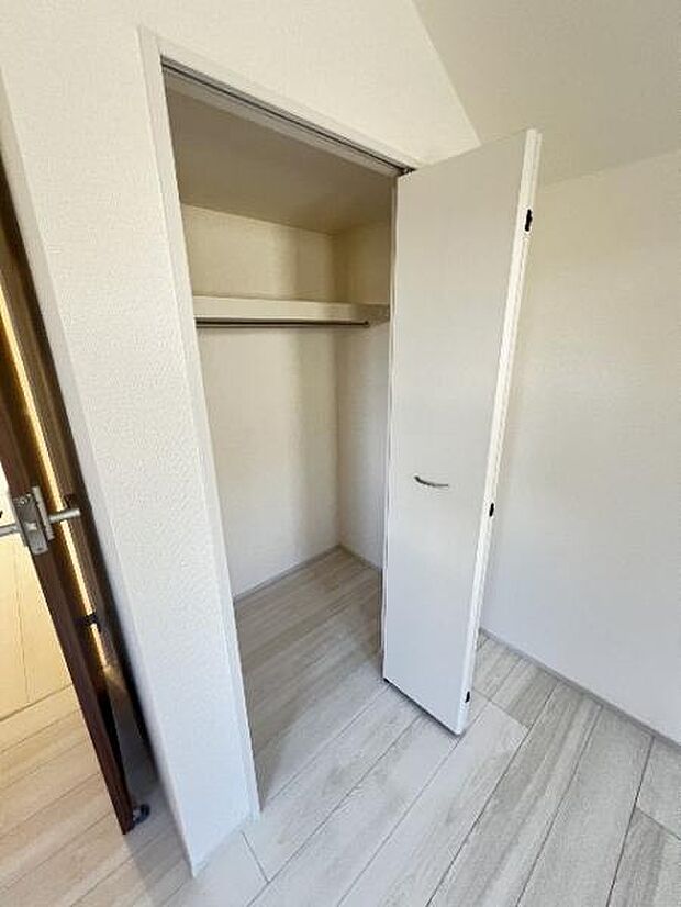 中の物を確認しやすく、取り出しやすい収納スペース。お部屋を広々とお使いいただけます。