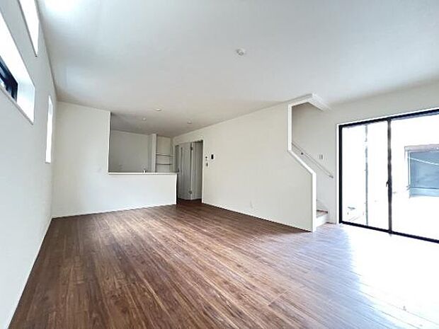 明るい日差しが入る風通しの良いリビングです。