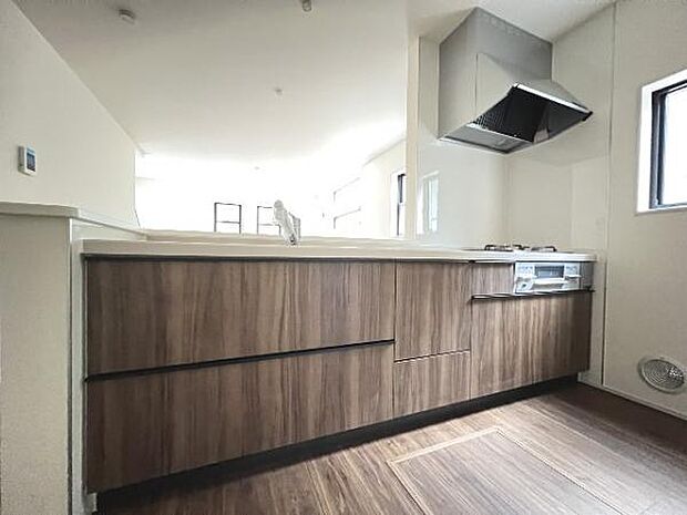 リビングが見渡せ、料理中も会話が弾む対面式キッチンです。