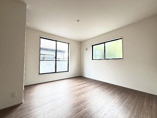 明るい広々とした主寝室でご家族ゆっくりお休みになれますね。