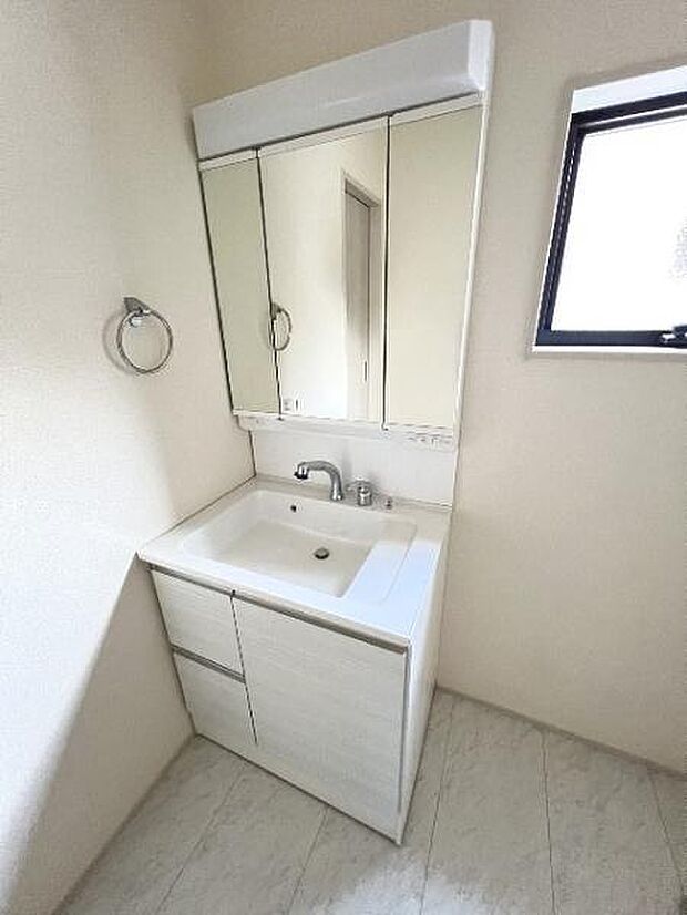 シャワー付き洗面化粧台です。手軽にシャンプーができ、お掃除もしやすいですね。