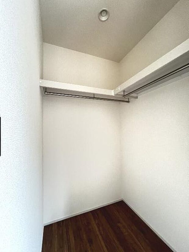 ウォークインクローゼットがあり収納スペースも豊富。季節物もスッキリ片付きそうです。