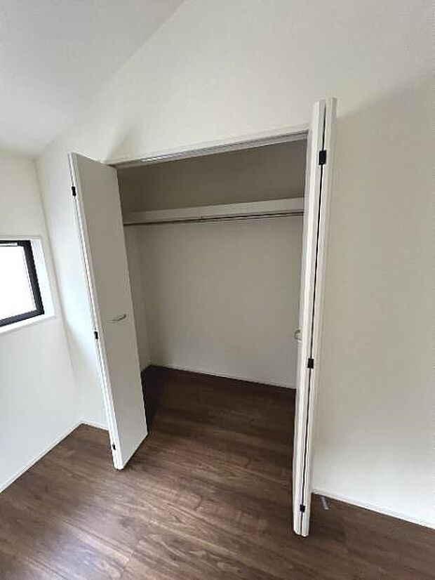 いつでもお部屋をスッキリお使い頂ける収納スペースを設置。