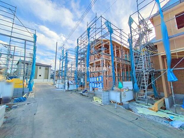 前面道路を含めた現地写真です。