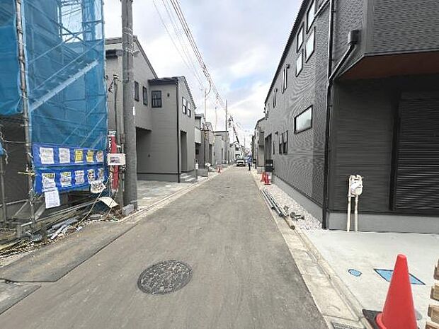 前面道路を含めた現地写真です。