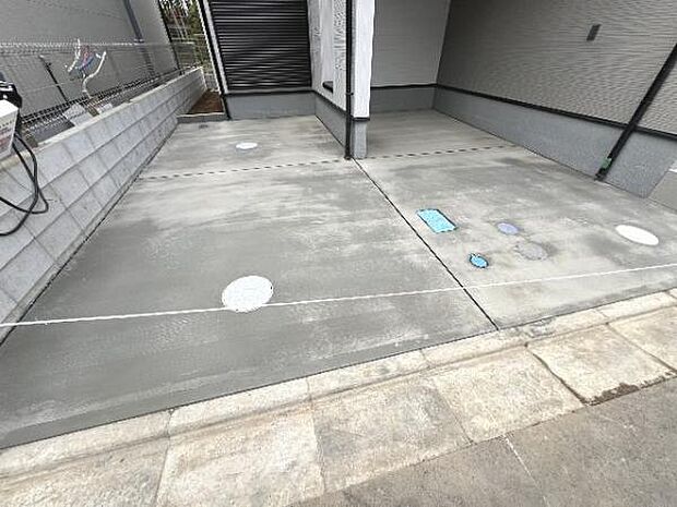 駐車場です。前面道路との高低差も少なく、スムーズに出入りできます。