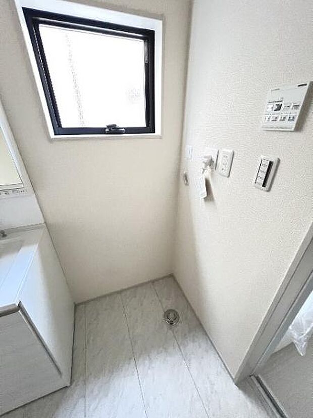 独立洗面台の横にはランドリースペースがございます。