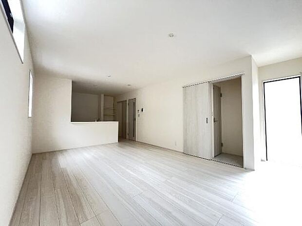 明るい日差しが入る風通しの良いリビングです。