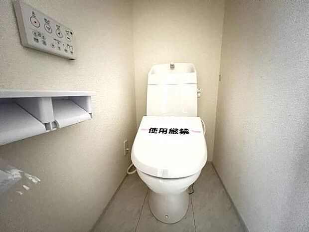 シャワー洗浄機能付のトイレは、清潔感が印象的な空間ですね。