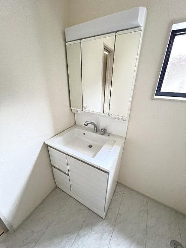 シャワー付き洗面化粧台です。手軽にシャンプーができ、お掃除もしやすいですね。