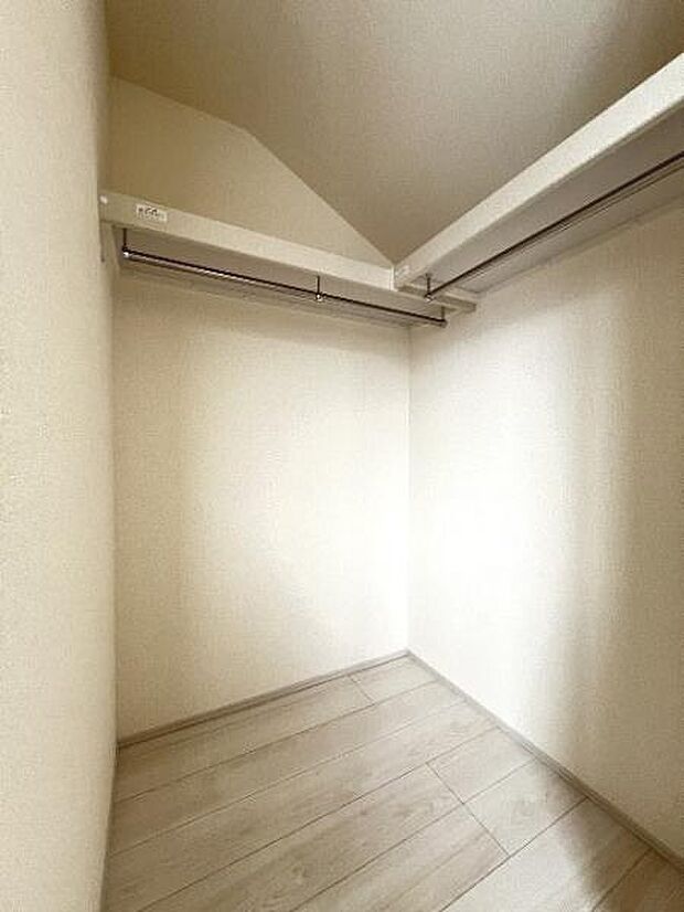 ウォークインクローゼットがあり収納スペースも豊富。季節物もスッキリ片付きそうです。