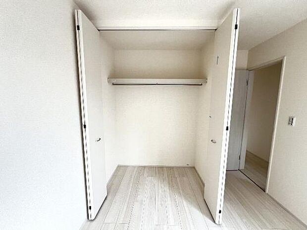 中の物を確認しやすく、取り出しやすい収納スペース。お部屋を広々とお使いいただけます。