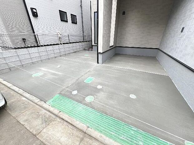 駐車場です。前面道路との高低差も少なく、スムーズに出入りできます。