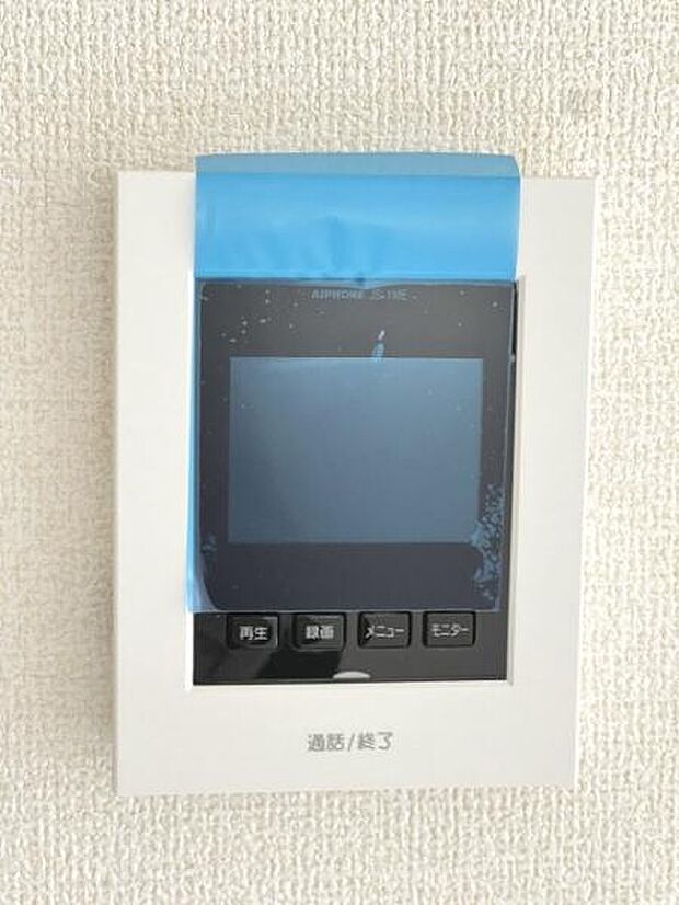 訪問者が一目で分かるTVモニタ付きインターフォンを装備した心強さも魅力なお住まいです。