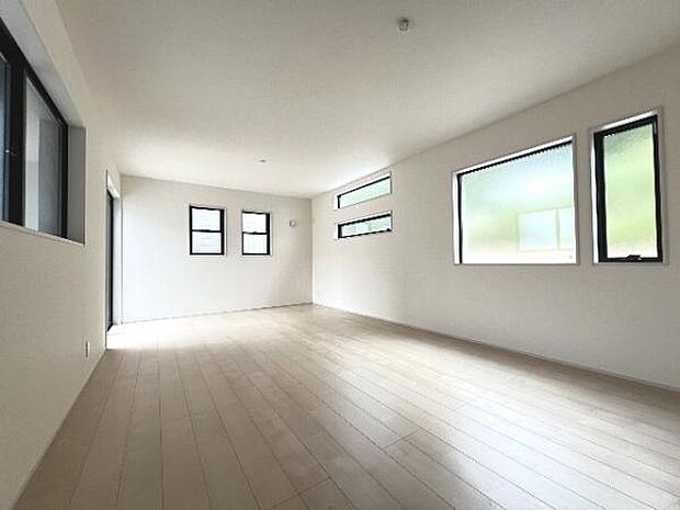 暖かな日差しが差し込むリビングダイニングです。