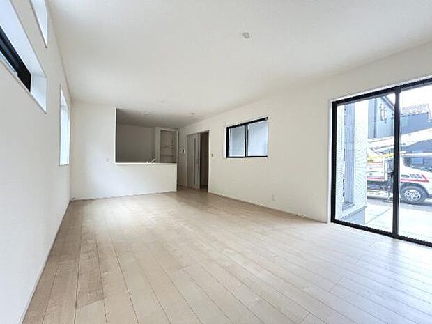 明るい日差しが入る風通しの良いリビングです。