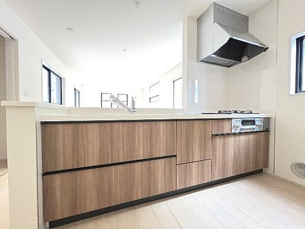 リビングが見渡せ、料理中も会話が弾む対面式キッチンです。