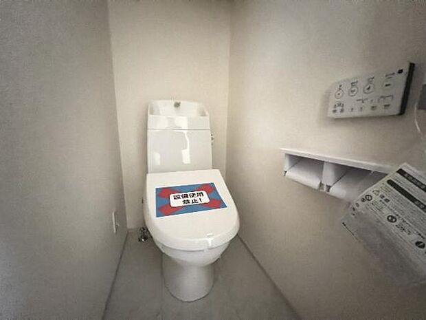 シャワー洗浄機能付のトイレは、清潔感が印象的な空間ですね。