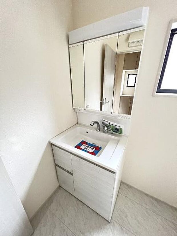 シャワー付き洗面化粧台です。手軽にシャンプーができ、お掃除もしやすいですね。