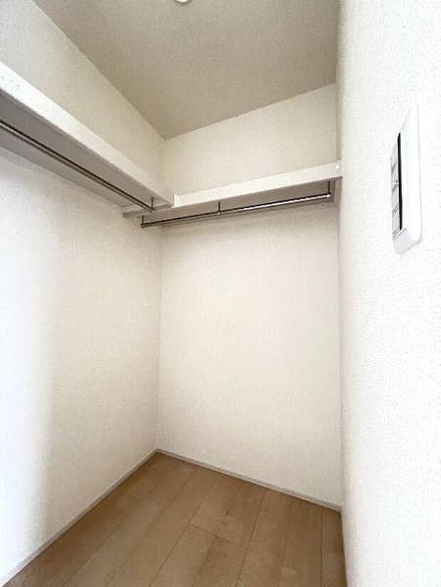 ウォークインクローゼットがあり収納スペースも豊富。季節物もスッキリ片付きそうです。
