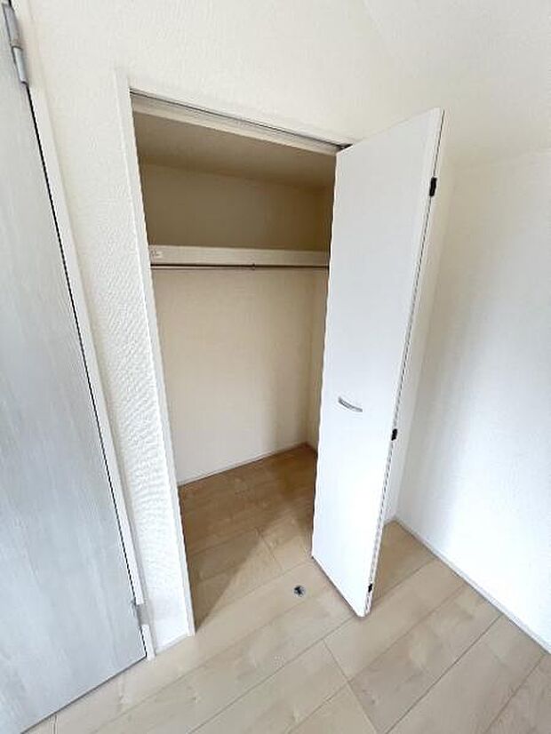 中の物を確認しやすく、取り出しやすい収納スペース。お部屋を広々とお使いいただけます。