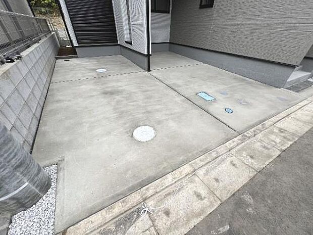 駐車場です。前面道路との高低差も少なく、スムーズに出入りできます。