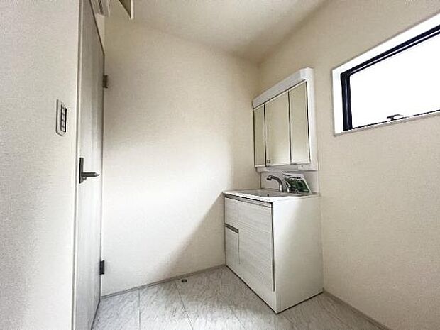 快適で清潔感がある脱衣スペースです。