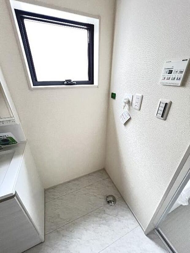 独立洗面台の横にはランドリースペースがございます。