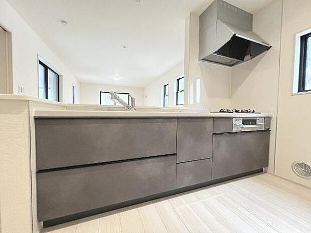 ご家族を見守りながら家事が捗る対面式キッチン。お料理をしながらご家族のサポートも可能です。