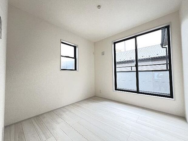 2面採光の明るい洋室です。