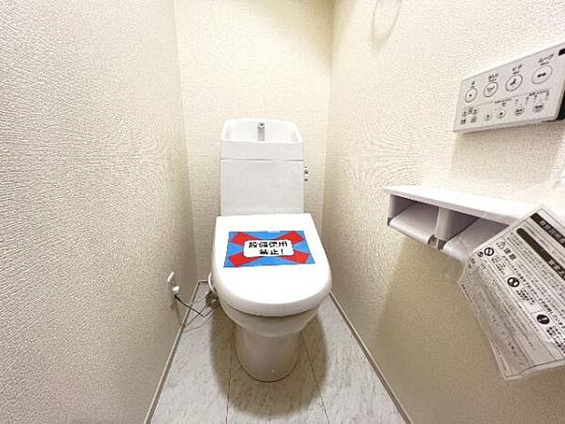 シャワー洗浄機能付のトイレは、清潔感が印象的な空間ですね。